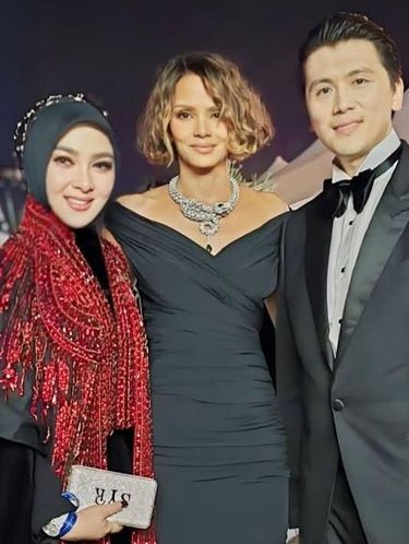 Syahrini dan Helle Berry