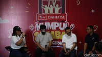Dalam sesi tersebut, Om Mobi juga menyampaikan pesan-pesan penting, mulai dari keselamatan berkendara, pentingnya merawat kendaraan, hingga menjaga kekompakan di antara para pemilik mobil Daihatsu. Sesi tanya jawab pun berlangsung seru, dengan banyak peserta aktif mengajukan pertanyaan.