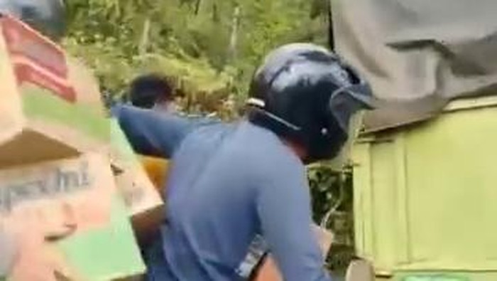 Tangkap layar video viral warga jarah mie instan dari truk yang mengalami kecelakaan di Banyuasin.