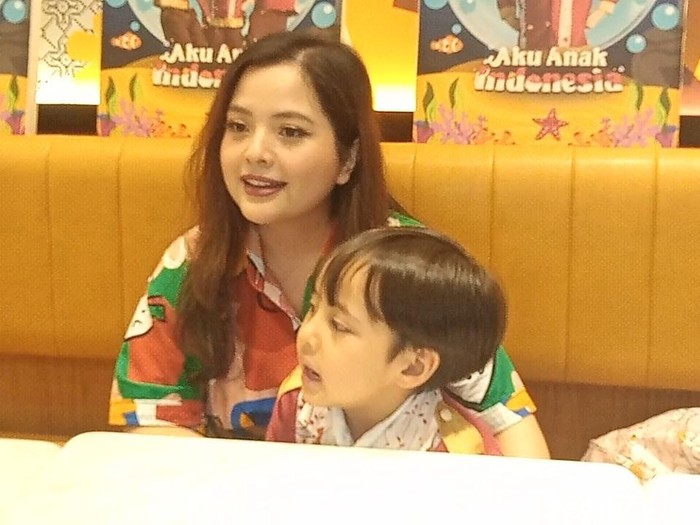 tasya kamila dan anaknya saat ditemui di kawasan Jakarta.