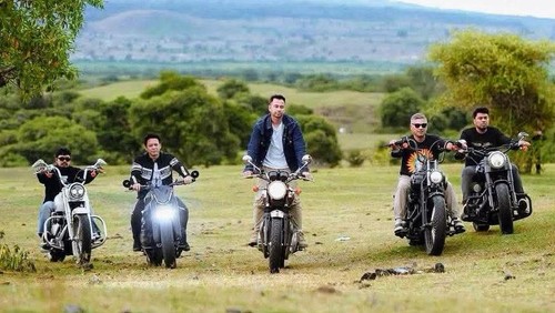 The Dudas Mengendarai sepeda motor gede (moge) di Padang Savana dengan view Gunung Tambora.