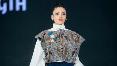Lenggak-lenggok Tsania Marwa di Atas Catwalk