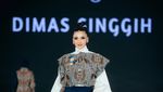 Lenggak-lenggok Tsania Marwa di Atas Catwalk