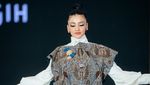 Lenggak-lenggok Tsania Marwa di Atas Catwalk