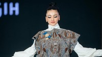 Lenggak-lenggoknya di atas catwalk. Foto: instagram Tsania Marwa