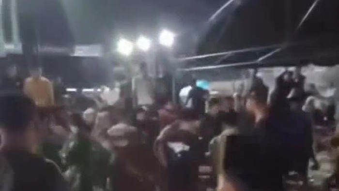 Penampakan tawuran brutal suporter voli di Pamekasan