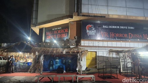 Wahana rumah hantu Bali Horor Drive Thru yang menawarkan suasana horor di bekas gedung Robinson Mall Ramayana, Denpasar, Bali, Sabtu (17/5/2025).(Foto: Fabiola Dianira/detikBali)