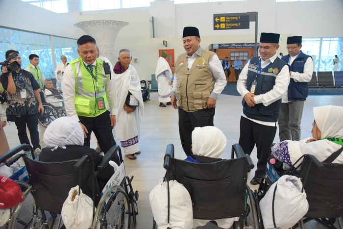 Waka DPR Cucun Ahmad Syamsurijal melepas calon jemaah haji di Embarkasi Kertajati, Indramayu, Jawa Barat.