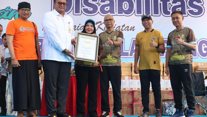 Walkot Bandar Lampung menemukan penghargaan rekor Muri. Walkot Bandar Lampung menemukan penghargaan rekor Muri.