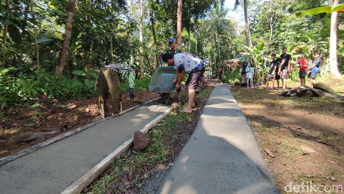 Warga RT 27 Dusun Panyingkiran gotong royong bangun Jalan.
