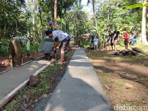 Kompaknya Warga Panyingkiran Bangun Jalan dari Dana Perelek