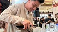 Di booth Fore, ada pengalaman omakase kopi yang dipimpin oleh barista Komang Bhismara. Ia memadukan pekatnya kopi dengan bunga kamboja asli Indonesia. Foto: Tim detikfood