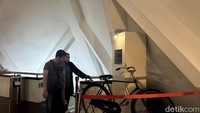 Museum ini memiliki dua lantai. Di lantai pertama, detikers akan diajak melihat kondisi Surabaya saat masa-masa proklamasi kemerdekaan. Lalu naik ke lantai dua, detikers bisa melihat koleksi senjata, foto-foto perjuangan, hingga barang-barang milik pejuang pada masa itu.