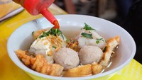 Di daerah Duren Sawit, Jakarta Timur ada cuanki segar dengan rasa gurih yang pas di Bakso Cuanki Tiluan. Tambahan ceker bikin makin nikmat. Per porsinya Rp 25.000. Foto: Site Culinary/Visual