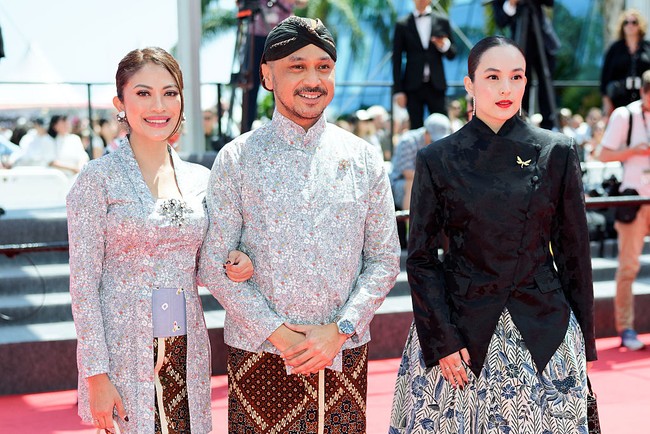 Penampilan istri Rob Clinton itu banyak dibagikan ke media sosial dan menuai pujian. Tampil tradisional, Chelsea terlihat cantik dan berkelas. Foto: Getty Images/Pascal Le Segretain