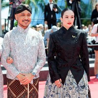 Penampilan istri Rob Clinton itu banyak dibagikan ke media sosial dan menuai pujian. Tampil tradisional, Chelsea terlihat cantik dan berkelas. Foto: Getty Images/Pascal Le Segretain