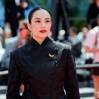 Artis cantik Chelsea Islan juga tampak melenggang di red carpet Cannes Film Festival 2025. Bersama rombongan Kementerian Kebudayaan, aktris berusia 29 tahun itu menghadiri premier film Renoir, film produser Indonesia. Tampil anggun memukau, Chelsea memilih bergaya tradisional dengan mengenakan kebaya. Foto: Getty Images/Pascal Le Segretain