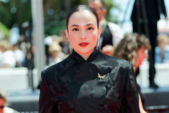 Penampilannya kian memukau dengan pulasan makeup natural glam dan lipstik merah yang memberi kesan bold. Mempertajam matanya, Chelsea juga terlihat mengenakan eyeliner dan bulu mata palsu. Untuk riasan wajahnya sendiri Chelsea diketahui mempercayakan kepada MUA Rommy Andreas Sasuwe. Foto: Getty Images/Pascal Le Segretain