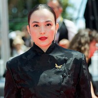 Penampilannya kian memukau dengan pulasan makeup natural glam dan lipstik merah yang memberi kesan bold. Mempertajam matanya, Chelsea juga terlihat mengenakan eyeliner dan bulu mata palsu. Untuk riasan wajahnya sendiri Chelsea diketahui mempercayakan kepada MUA Rommy Andreas Sasuwe. Foto: Getty Images/Pascal Le Segretain