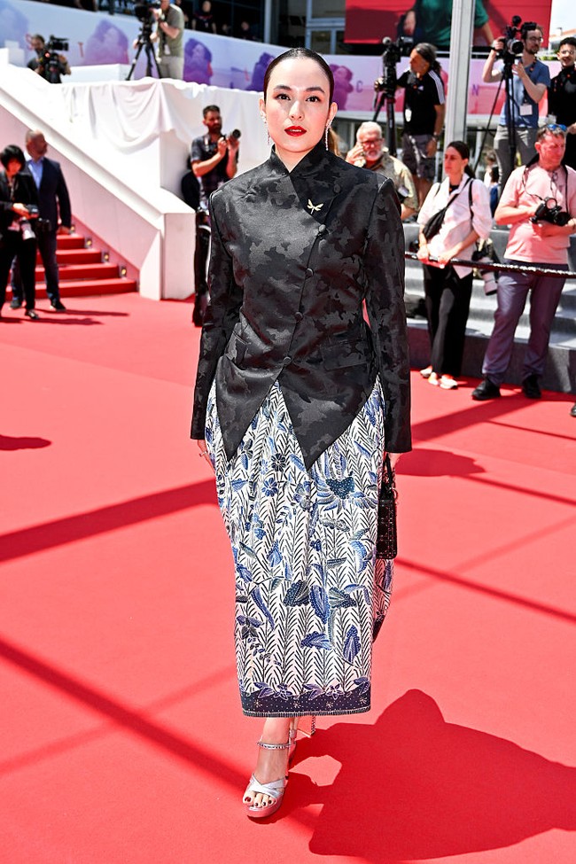 Chelsea Islan memadukan unsur tradisional dan modern dengan kebaya janggan berbahan jacquard camo. Kebaya hitam dipadukan dengan rok batik bercorak floral dalam nuansa biru tua dan putih. Foto: Getty Images/Pascal Le Segretain
