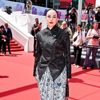 Chelsea Islan memadukan unsur tradisional dan modern dengan kebaya janggan berbahan jacquard camo. Kebaya hitam dipadukan dengan rok batik bercorak floral dalam nuansa biru tua dan putih. Foto: Getty Images/Pascal Le Segretain