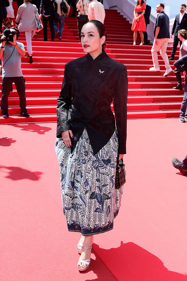 Bagian rambutnya tampak dicepol simpel dan rapi ke belakang, memberi kesan klasik dan clean look. Foto: Getty Images/Pascal Le Segretain