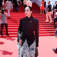 Bagian rambutnya tampak dicepol simpel dan rapi ke belakang, memberi kesan klasik dan clean look. Foto: Getty Images/Pascal Le Segretain