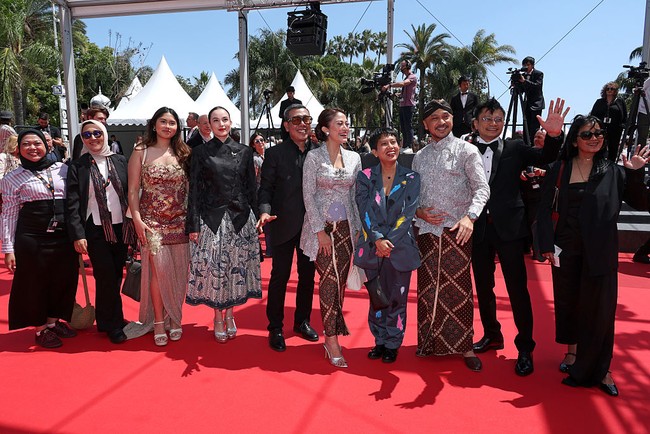 Selain Chelsea, beberapa artis Indonesia juga tampak hadir dan berpose bersama, diantaranya ada Giring Ganesha dan istrinya, Cynthia Riza. Foto: Getty Images/Pascal Le Segretain