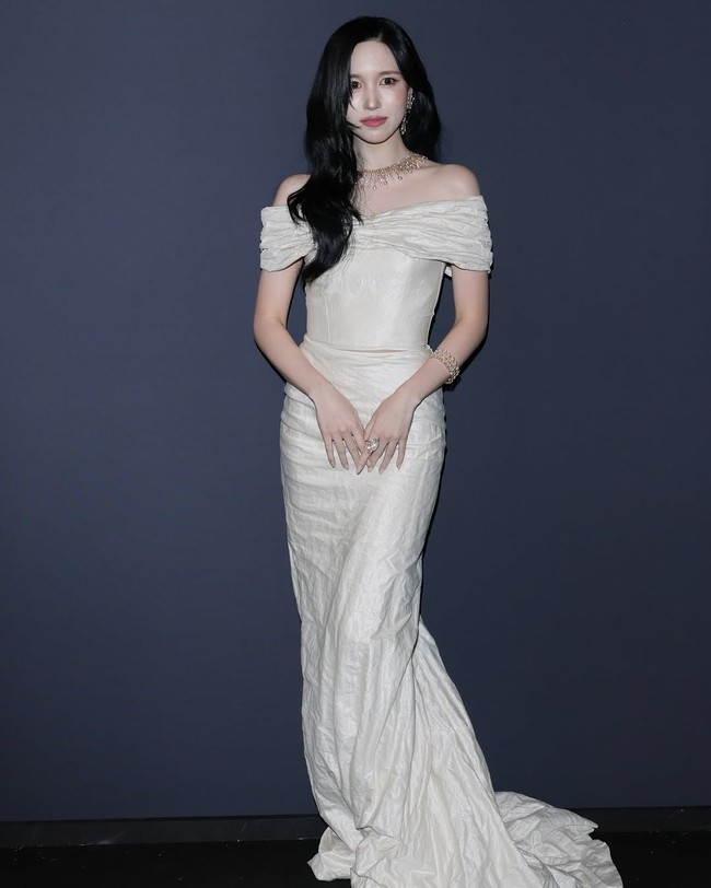 Sebaliknya Mina TWICE memakai gaun putih yang mengekspos bahunya saat tiba di black carpet Kering Women In Motion Awards, penghargaan yang diberikan selama Cannes Film Festival untuk sineas wanita. Foto: dok. Instagram @voguehongkong