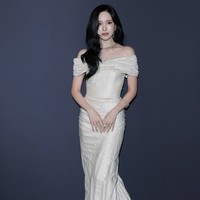 Sebaliknya Mina TWICE memakai gaun putih yang mengekspos bahunya saat tiba di black carpet Kering Women In Motion Awards, penghargaan yang diberikan selama Cannes Film Festival untuk sineas wanita. Foto: dok. Instagram @voguehongkong