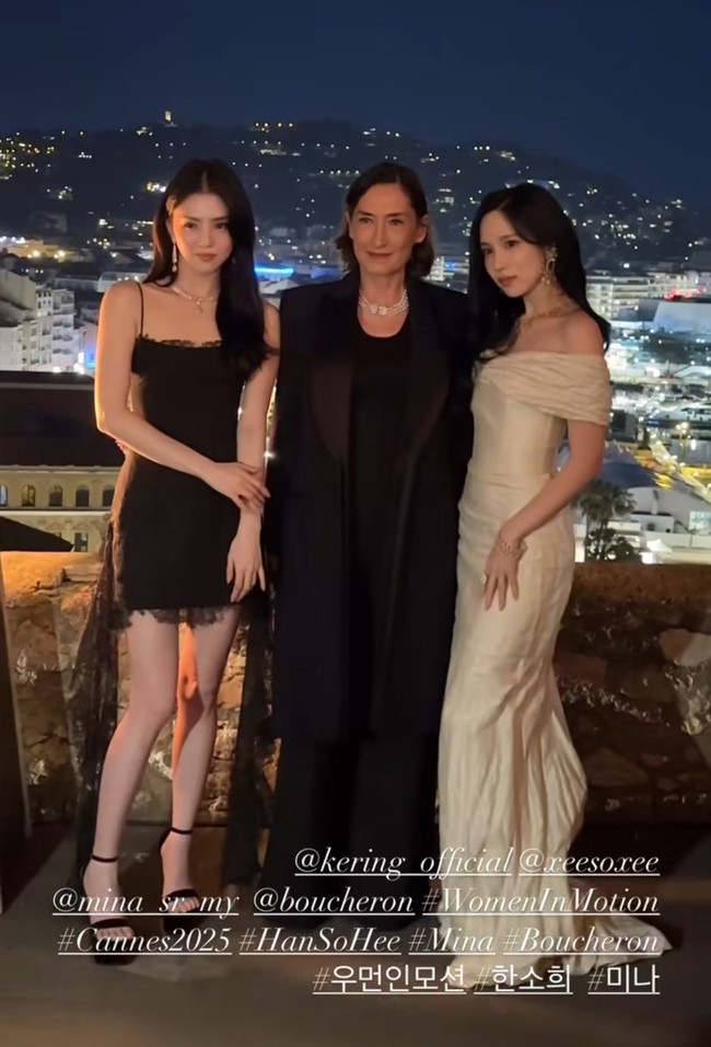 Han So Hee dan Mina TWICE, yang sukses mencuri perhatian dengan penampilannya di Cannes Film Festival 2025 akhirnya bersanding bersama CEO Boucheron, Hélène Poulit-Duquesne. Penggemar kini menantikan selfie keduanya. Foto: dok. Instagram @wkorea