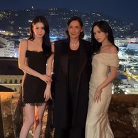 Han So Hee dan Mina TWICE, yang sukses mencuri perhatian dengan penampilannya di Cannes Film Festival 2025 akhirnya bersanding bersama CEO Boucheron, Hélène Poulit-Duquesne. Penggemar kini menantikan selfie keduanya. Foto: dok. Instagram @wkorea