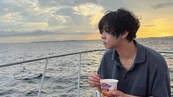 Potret Aktor Korea Ahn Hyo Seop Liburan di Bali, Makan Mie Instan di Atas Perahu Potret Aktor Korea Ahn Hyo Seop Liburan di Bali, Makan Mie Instan di Atas Perahu