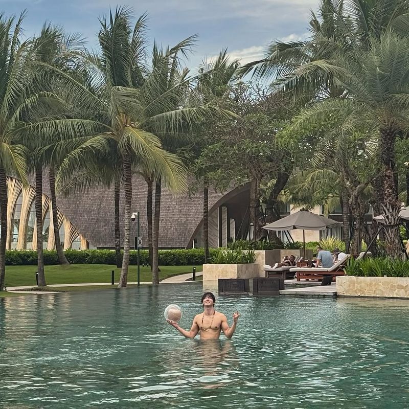 Ahn Hyo Seop liburan di Bali.