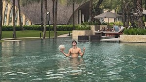 Gak cuma itu, dia juga terlihat seru main bola di kolam renang hotel, dikelilingi pepohonan. Foto: Instagram Ahn Hyo Seop