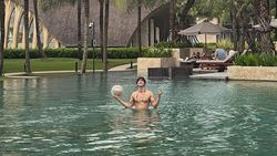 Potret Aktor Korea Ahn Hyo Seop Liburan di Bali, Makan Mie Instan di Atas Perahu Potret Aktor Korea Ahn Hyo Seop Liburan di Bali, Makan Mie Instan di Atas Perahu