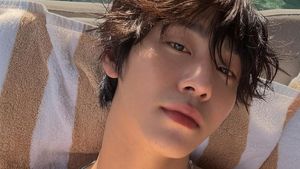 Potret Aktor Korea Ahn Hyo Seop Liburan di Bali, Makan Mie Instan di Atas Perahu