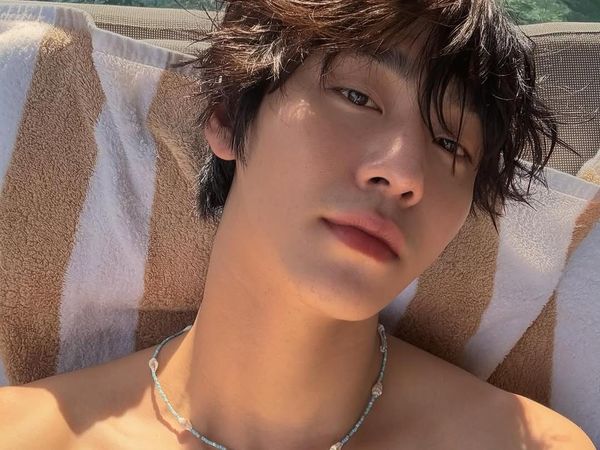 Potret Aktor Korea Ahn Hyo Seop Liburan di Bali, Makan Mie Instan di Atas Perahu