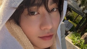 Ahn Hyo Seop begitu menikmati liburannya di Bali. Foto: Instagram Ahn Hyo Seop