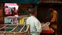 Pasar grosir daging di New Delhi tetap jadi pilihan utama warga karena harga dan ketersediaan daging yang melimpah.
