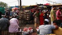 Suasana pasar daging grosir di New Delhi, India, tampak ramai saat warga berbelanja kebutuhan sehari-hari, Senin (19/5/2025).