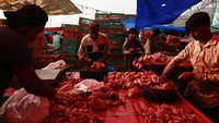 Pedagang melayani pembeli di pasar grosir daging New Delhi. Aktivitas meningkat menjelang musim panas.