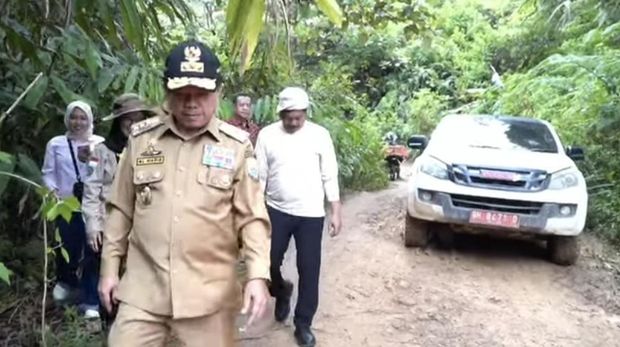 Al Haris ketika lewati jalan terisolir di desa saat Pertisun di Kabupaten Kerinci