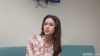 Penyanyi yang akan menginjak usia 20 tahun itu, bisa membungkam mulut julid netizen dengan prestasi. Selain mencetak lagu-lagu viral, Asila fokus dengan kuliahnya di Fakultas Hukum Universitas Indonesia. Foto: Febry/detikcom
