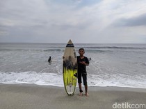 Aksi Anak-anak Senggigi, Penakluk Ombak dari Papan Selancar