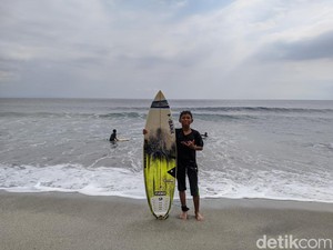 Aksi Anak-anak Senggigi, Penakluk Ombak dari Papan Selancar