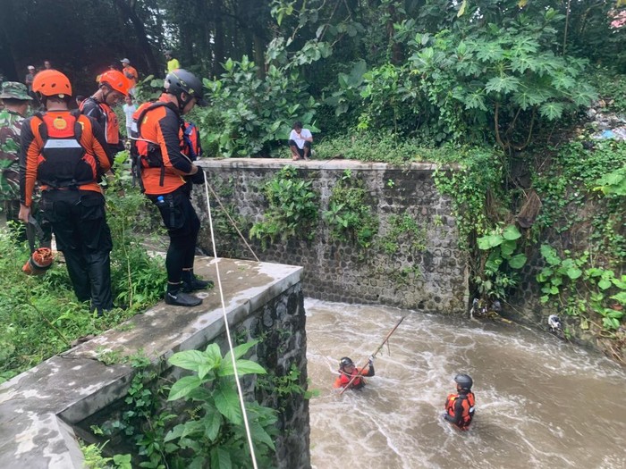 Anggota tim SAR melakukan pencarian Balita hanyut di Blitar