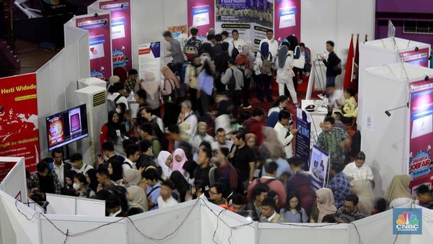 Antusiasme pencari kerja memadati Job Fair di GOR Ciracas, Jakarta Timur, Senin, (19/5/2025). Kegiatan ini digelar oleh Dinas Tenaga Kerja, Transmigrasi dan Energi (Nakertransgi) DKI dari 19-25 Mei 2025. (CNBC Indonesia/Muhammad Sabki)
