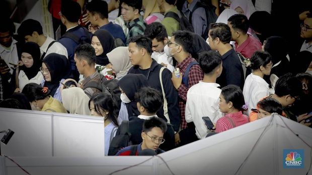 Antusiasme pencari kerja memadati Job Fair di GOR Ciracas, Jakarta Timur, Senin, (19/5/2025). Kegiatan ini digelar oleh Dinas Tenaga Kerja, Transmigrasi dan Energi (Nakertransgi) DKI dari 19-25 Mei 2025. (CNBC Indonesia/Muhammad Sabki)