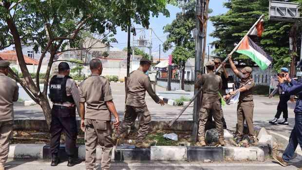 Aparat menertibkan atribut organisasi kemasyarakatan (ormas) dan posko ormas yang tidak sesuai izin mendirikan bangunan (IMB) di Kota Depok. (dok Istimewa)